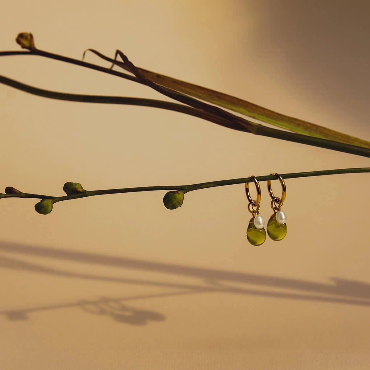 Celebrate you. Oorbel - Groen met zoetwaterparel - shopvinoos