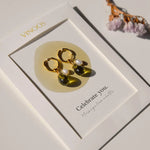 Celebrate you. Oorbel - Groen met zoetwaterparel - shopvinoos