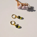 Celebrate you. Oorbel - Groen met zoetwaterparel - shopvinoos