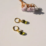 Celebrate you. Oorbel - Groen met zoetwaterparel - shopvinoos
